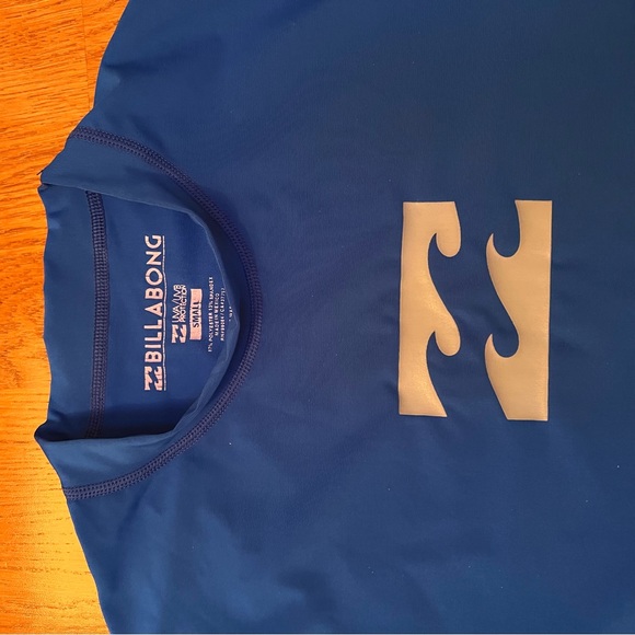 BNWT Billabong Rash-guard - Picture 2 of 6